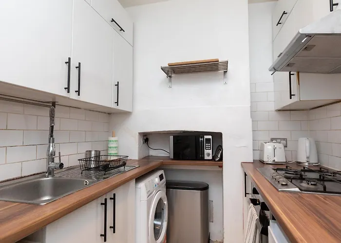 2 Bed Apartment In Sydenham, London