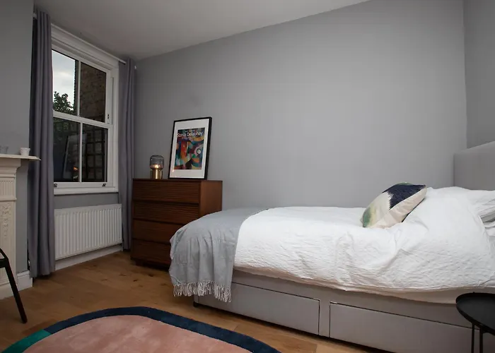 2 Bed Apartment In Sydenham, London