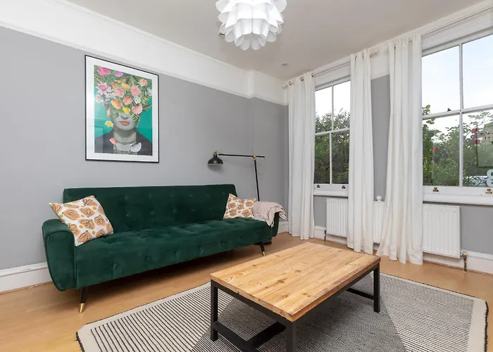 2 Bed Apartment In Sydenham, London